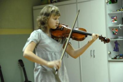 Karolina Podorska grająca na skrzypcach